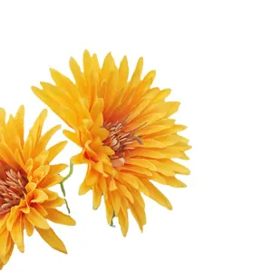 Crisantemo artificiale giallo a cinque teste per decorazioni nuziali e fotografia