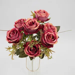 Ramo de rosas artificiales de terciopelo burdeos con 7 flores en un jarrón de vidrio