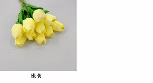 Dettaglio di tulipani artificiali giallo tenue con petali in PU dalla trama realistica