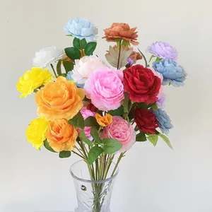 Bouquet di ranuncoli artificiali multicolori in vaso di vetro per decorazione d'interni
