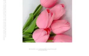Primer plano de tulipanes de PU rosa realistas con pétalos suaves para decoración