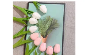 Vista plana de tulipanes de PU realistas en rosa y blanco para decoración elegante de casa