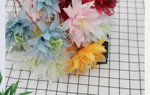 Vue de dessus de fleurs de dahlia en soie multicolores avec textures de pétales riches