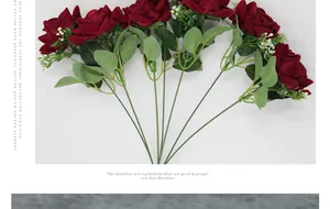 Détail d'un bouquet de roses artificielles rouges en velours à 7 têtes avec feuilles