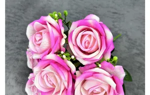 Gros plan détaillé de pétales de roses artificielles roses et blanches avec petites baies