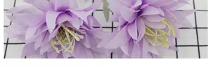 Détail macro d'un dahlia artificiel avec pétales de soie violets clairs superposés