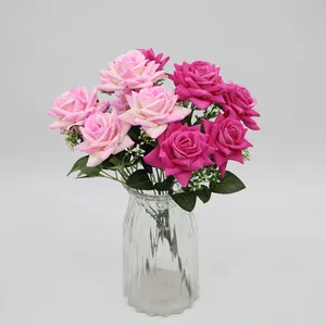 Roses artificielles en velours dans un vase pour décor de mariage, bouquet rose et rouge