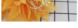 Détail macro de pétales de chrysanthème en soie orange avec des étamines blanches