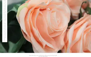 Dettaglio ravvicinato di rosa in seta artificiale color champagne con petali arricciati