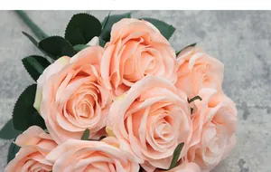 Dettaglio rose artificiali in seta rosa albicocca con foglie verdi realistiche e vivaci