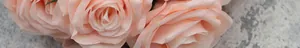 Primo piano di rosa finta in seta rosa pesca con petali stratificati realistici