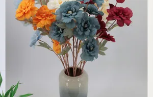 Detail van kleurrijke zijden pioenen in grijze keramische vaas voor bloemendecoratie