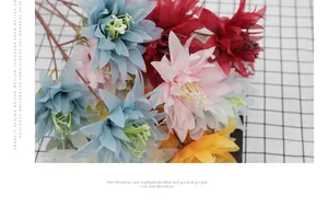 Gros plan détaillé de pétales de dahlia en soie multicolore avec des étamines réalistes