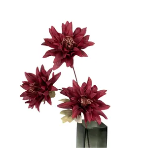 Dahlias artificiels rouge foncé à trois têtes en vase gris pour décor de mariage