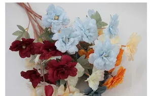 Gedetailleerd bovenaanzicht van diverse kunstmatige zijden pioenen in blauw, rood en oranje