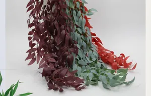 Plantes de vigne de saule suspendues artificielles en bordeaux, gris-vert et rouge