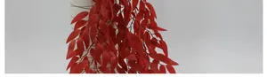 Détail de vignes de saule artificielles rouges pour décoration de mariage et fête