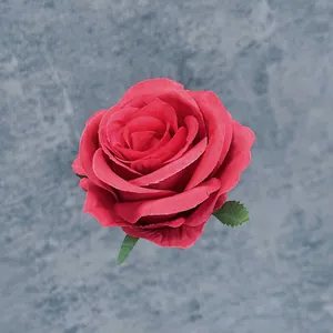 Testa di rosa rossa artificiale in seta con foglie verdi per decoro nuziale