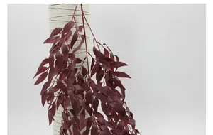 Détail de feuilles de saule artificielles bordeaux pour décorations de mariage