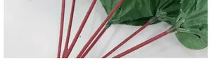Detalle macro de hojas de azalea artificiales y tallos para decoración del hogar