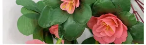 Primer plano de pétalos de tela rosa y texturas de hojas realistas de la azalea artificial
