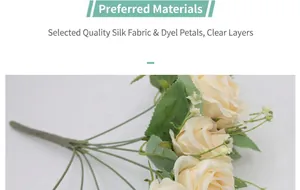 Primer plano de rosas de seda artificiales amarillo crema con texturas y hojas reales