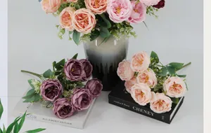 Détail de roses d'Austin artificielles en soie avec des pétales réalistes et feuilles