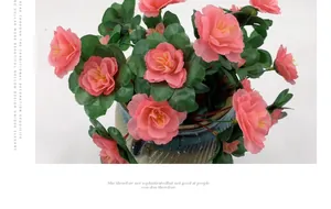 Detalle de azalea rosa artificial en maceta de cerámica para decoración hogar