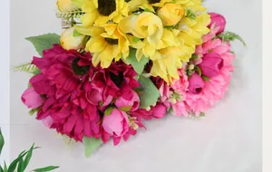 Detail van zijden zonnebloem en dahlia boeket met levendige bloemblaadjes en bladeren