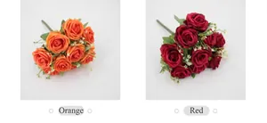 Detalle de ramos de rosas de seda naranja y rojo oscuro para decorados de boda