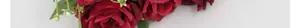 Primer plano detallado de rosas de seda artificial rojo oscuro con pétalos realistas