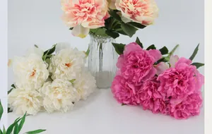 Detailansicht künstlicher Pfingstrosen aus Seide in Rosa und Creme mit grünen Blättern