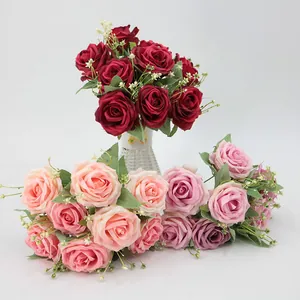 Ramos de rosas artificiales en rojo, champán y púrpura con jarrón blanco para decoración