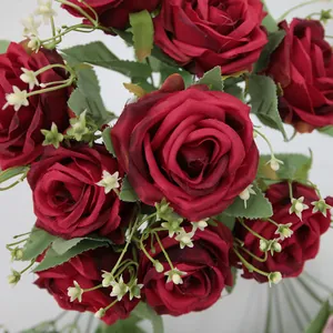 Ramo artificial de nueve rosas rojo intenso con hojas verdes y pequeñas flores blancas