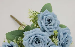 Détail de bouquets de roses Austin bleues artificielles avec feuilles de soie pour décor