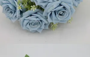 Gros plan de roses Austin artificielles bleu clair avec pétales en soie et feuillage