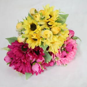 Kunstmatige chrysanten en rozenboeketten in roze en geel voor tafeldecoratie huis