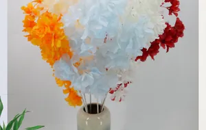 Detalle macro de flores de cerezo artificiales azules y naranjas para bodas
