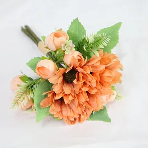 Kunstboeket met zonnebloem en rozen voor decoratie van huis en bruiloften