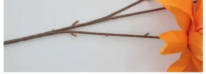 Detalle de los pétalos de flores artificiales de color naranja y tallos marrones realistas