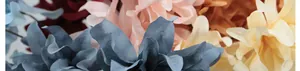 Primer plano de pétalos de dalia artificiales en tonos Morandi con textura de tela
