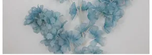 Primer plano de flores de cerezo en seda azul claro para decoración de bodas