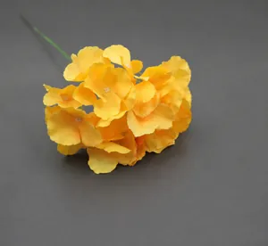 Vista detallada de pétalos de hortensia artificial amarilla con tallos verdes reales