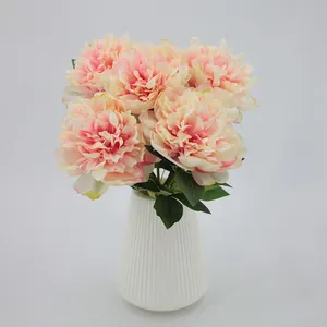 Strauß aus rosa-weißen künstlichen Pfingstrosen in einer weißen Keramikvase