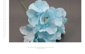 Makroaufnahme hellblauer künstlicher Hortensienblüten mit feiner Stofftextur