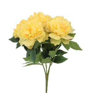 Künstlicher Pfingstrosenstrauß mit 5 gelben Seidenblumen und grünen Blättern auf Weiß