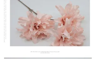 Primer plano de dalia artificial rosa con pétalos de varias capas y tallo delgado