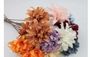 Vista macro de pétalos de dalia artificiales multicolor con texturas de seda realistas