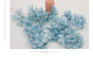 Detalle macro de flores de cerezo en seda azul claro con pétalos delicados para bodas