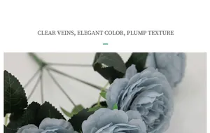Détail de pétales de rose en soie bleu clair avec plis et feuilles vertes réalistes